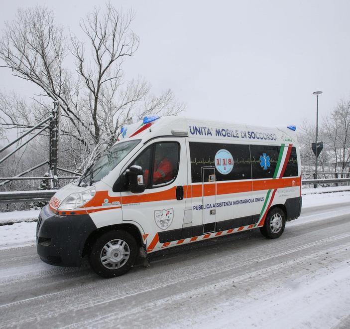 Vede un furgone ribaltato, scavalca il guard rail e precipita 