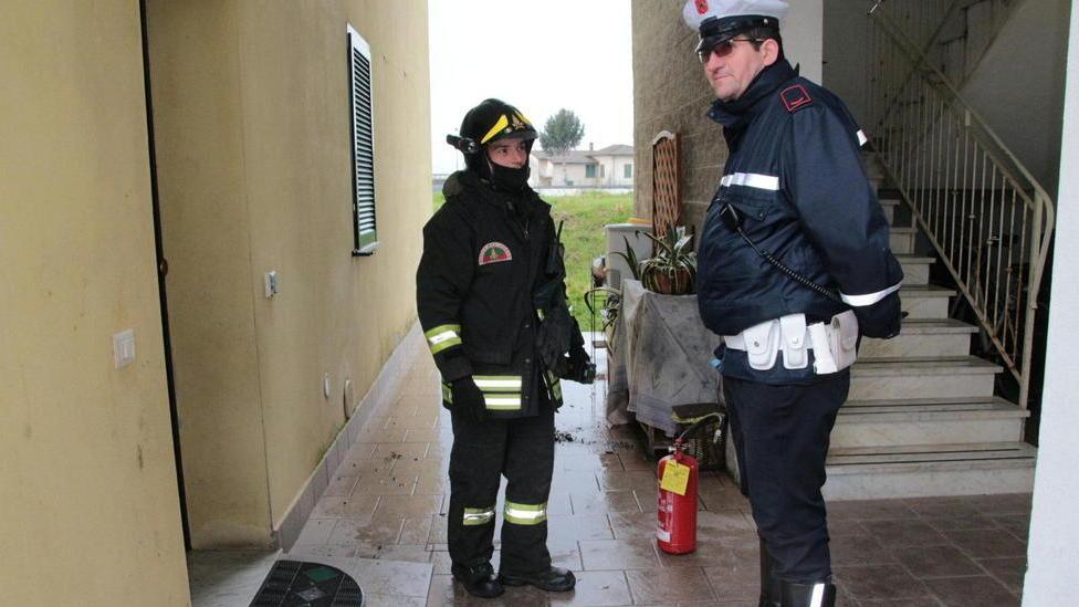 Minaccia di darsi fuoco per evitare di essere sfrattata