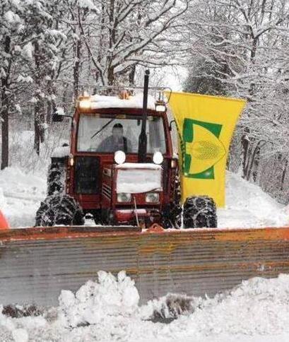 Dopo la neve il ghiaccio Una macchina si ribalta