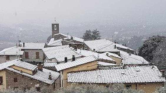 Il Montalbano imbiancato ma poca neve in Valdinievole