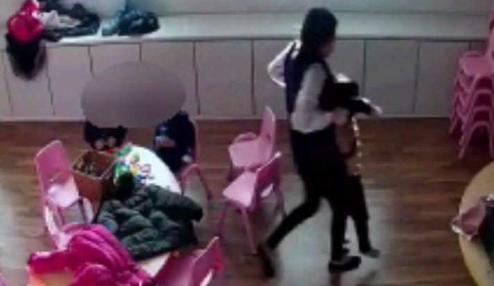 Bambini terrorizzati al doposcuola cinese La bacchettata arriva anche senza motivo 