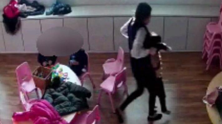 Bambini terrorizzati al doposcuola cinese La bacchettata arriva anche senza motivo