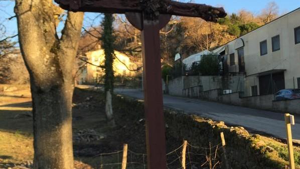 La Croce di Federico ha perso un pezzo Messa al riparo una scultura di legno