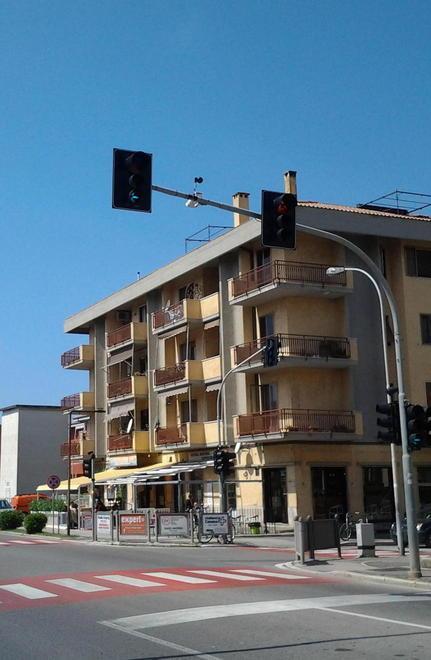 Rubò la paletta al vigile urbano «Era uno scherzo» Ma va a processo