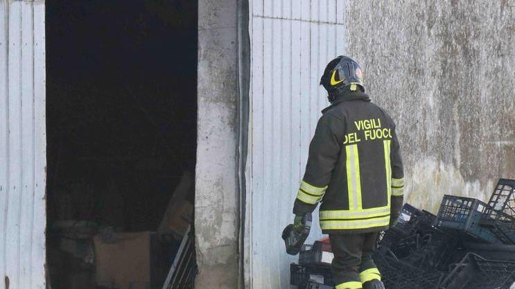 Devastante il rogo al vivaio Pompieri ancora al lavoro e danni per mezzo milione