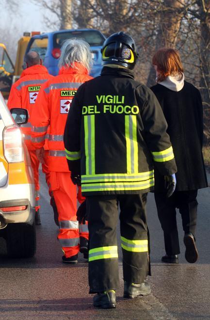 Prima lo schianto contro un platano Poi il tamponamento Grave un’insegnante 