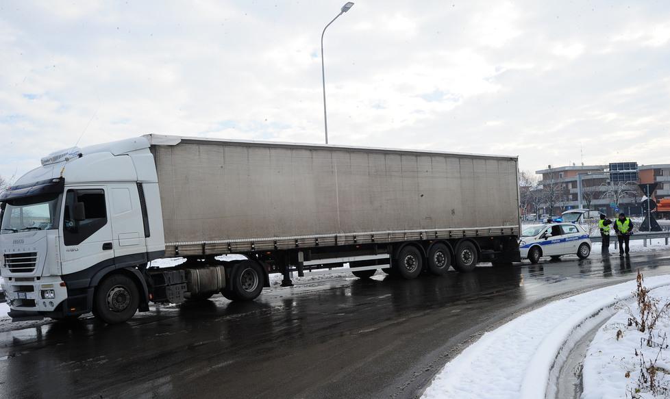 Via Emilia e Vignolese con code e disagi per camion intraversati
