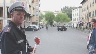 I vigili in servizio di fronte alla stazione