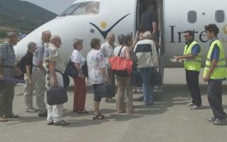 Passeggeri all’imbarco un’aereo allo scalo di La Pila