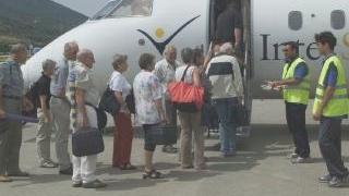 Passeggeri all’imbarco un’aereo allo scalo di La Pila