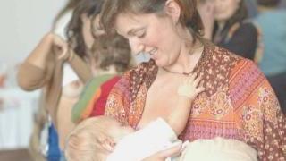 Una donna che allatta un bimbo
