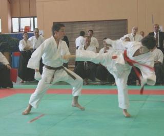 Un combattimento di karate tra giovani atleti