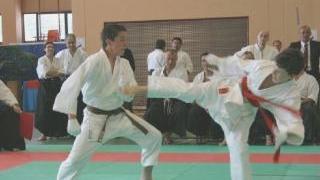 Un combattimento di karate tra giovani atleti