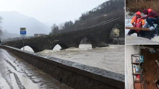 Maltempo in Toscana, frane sulle case e auto travolte dall'acqua - Video