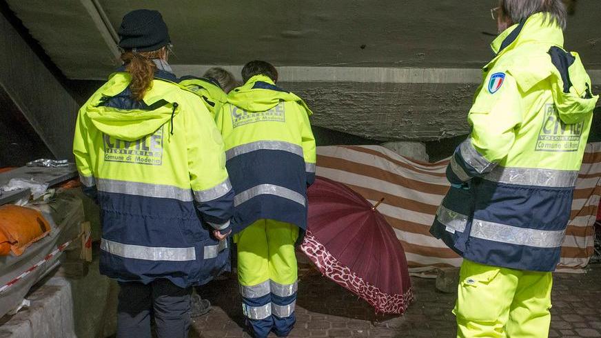 Pane, the e una coperta: ecco gli angeli dei clochard a Modena