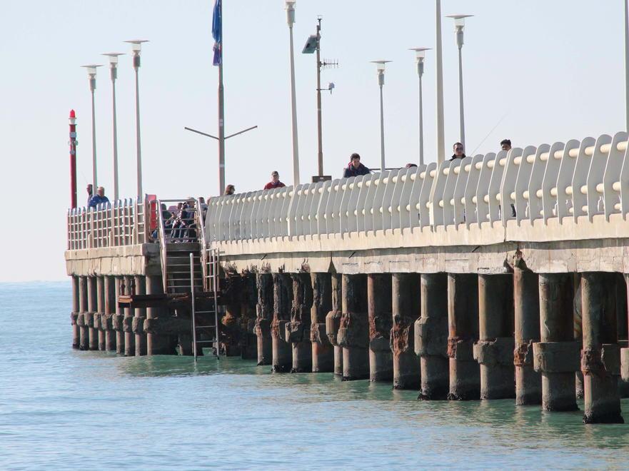 Chiude il pontile a Forte