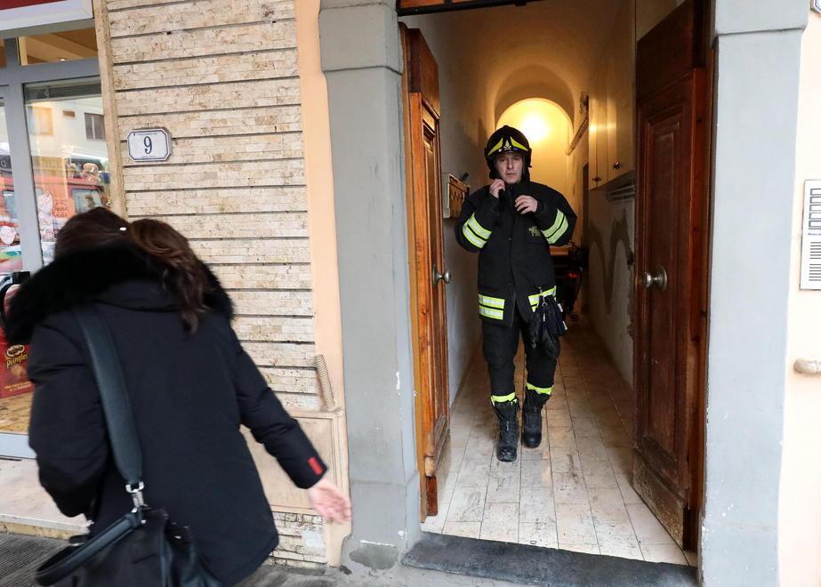 Nonni e nipote prigionieri nel rogo: salvati dai pompieri 