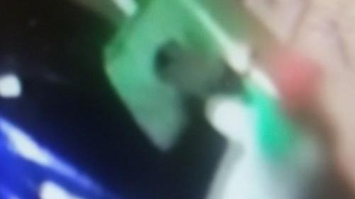 Gettano su un’auto i rifiuti di un cassonetto coppia denunciata