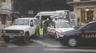 A sinistra e in basso l’intervento dei soccorritori sulla Toyota