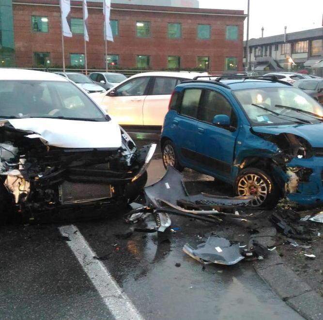 Incidente fra due auto Paura per una donna incinta