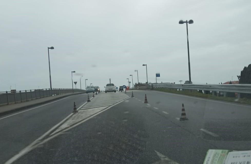 Si lavora per sostituire il guard rail sul cavalcavia