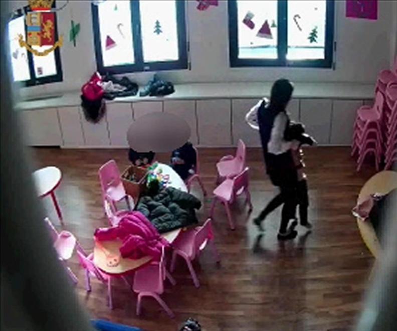 Un fermo-immagine di uno dei video delle telecamere all'asilo di via Toscana