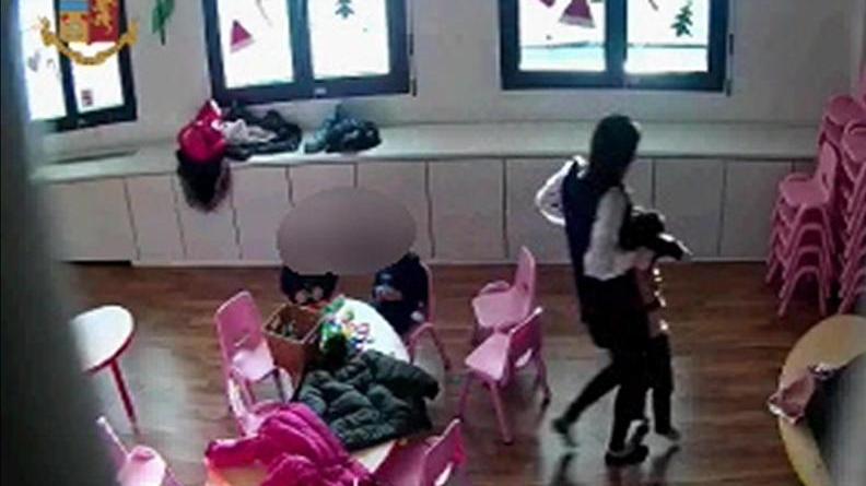 Un fermo-immagine di uno dei video delle telecamere all'asilo di via Toscana