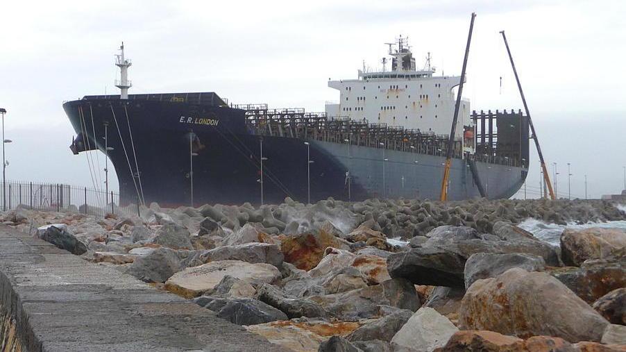 Portacontainer in porto Sosterà tre settimane per le riparazioni