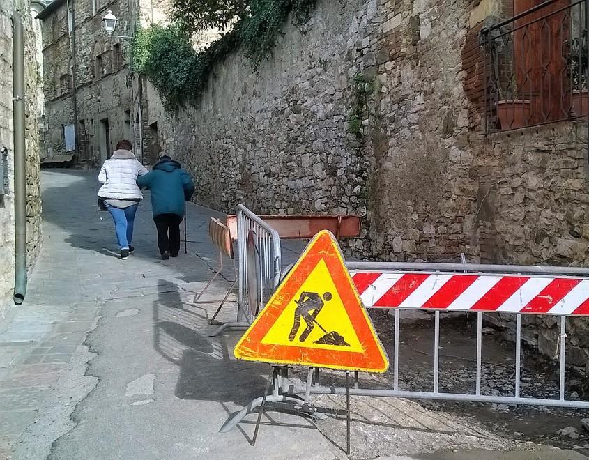 Marciapiedi disastrati, lavori per 50mila euro nel centro del borgo 