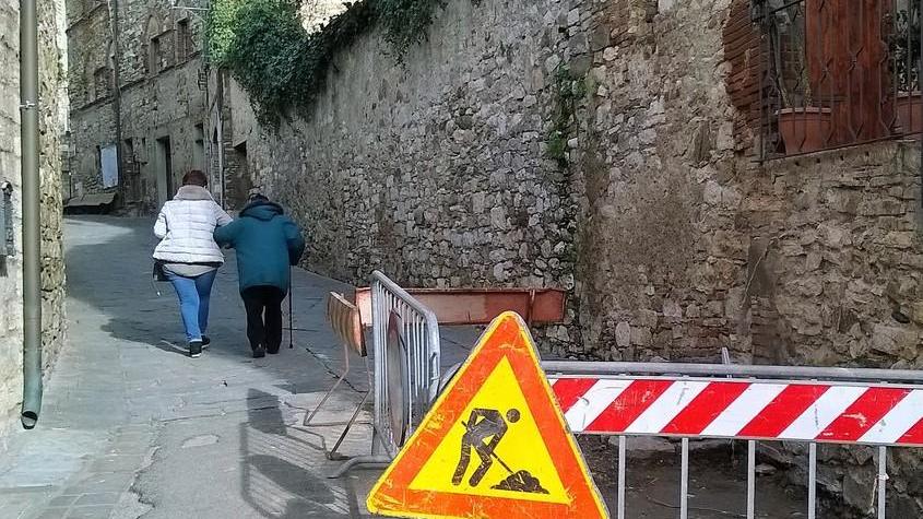 Marciapiedi disastrati, lavori per 50mila euro nel centro del borgo