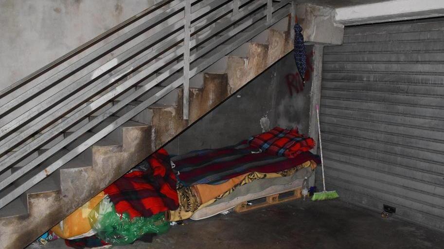 Prete ortodosso per l’ultimo saluto al clochard