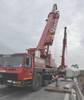 A fianco la gru della ditta Bettarini di Livorno rimuove il mezzo pesante accortocciato sul guard-rail della Variante A destra un’altra immagine dell’incidente di ieri mattina