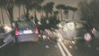 Le auto distrutte dopo lo schianto sulla rampa che porta al casello