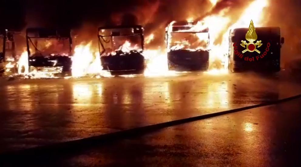 Incendio nella notte distrugge otto pullman a Lamporecchio - Video