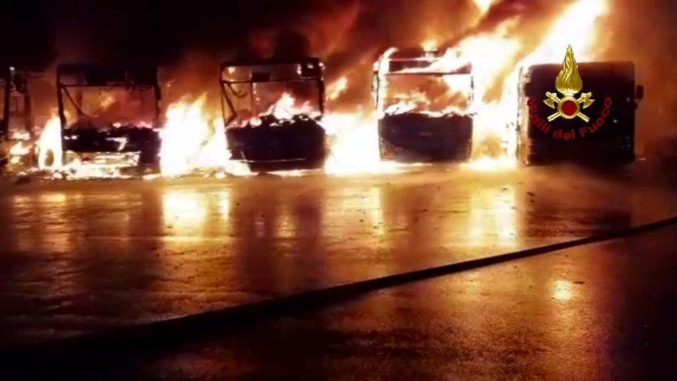 Incendio nella notte distrugge otto pullman a Lamporecchio - Video