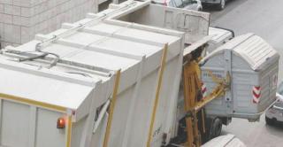 Un camion durante la raccolta dei rifiuti urbani