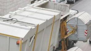 Un camion durante la raccolta dei rifiuti urbani