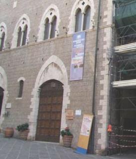L’ingresso del Palazzo comunale; la fonte della tabella a fianco è il ministero della Funzione pubblica