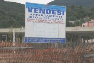 Il cartello “vendesi” e l’interno del cantiere