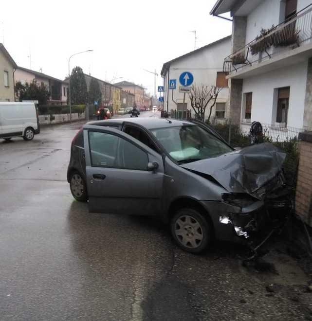 Scontro in via Trieste, due feriti lievi