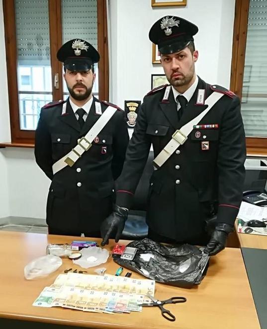 Carabinieri col binocolo arrestano il pusher del parco 