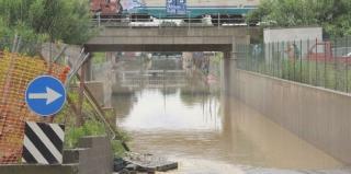 In alto: via Marchetti sott’acqua e invasa dalle polveri