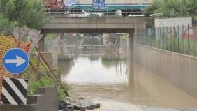 In alto: via Marchetti sott’acqua e invasa dalle polveri