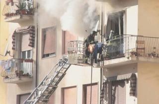 Vigili del fuoco in azione in un appartamento
