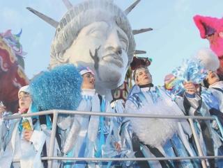 <strong>FINALMENTE. </strong>Festa sui carri, festa in tribuna, festa in strada: è cominciato il grande spettacolo del Carnevale