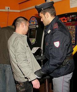 Spari contro un bare minacce con il coltello