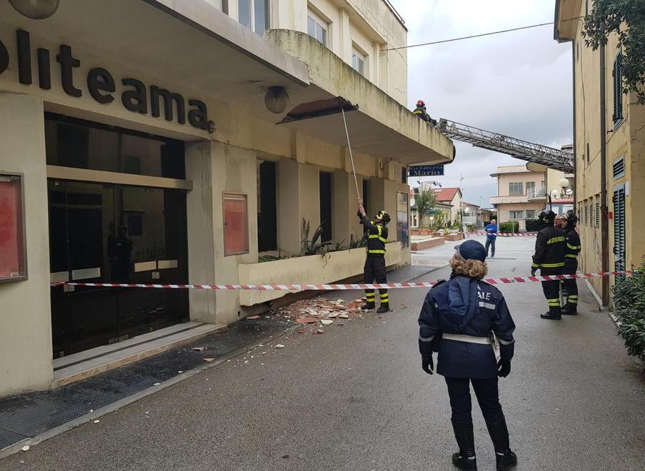 Crollo al Politeama, paura in Passeggiata