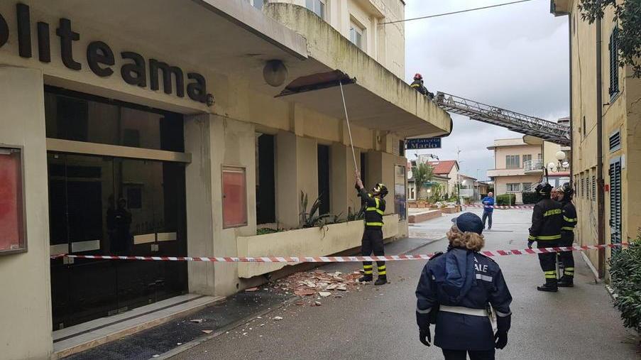 Crollo al Politeama, paura in Passeggiata