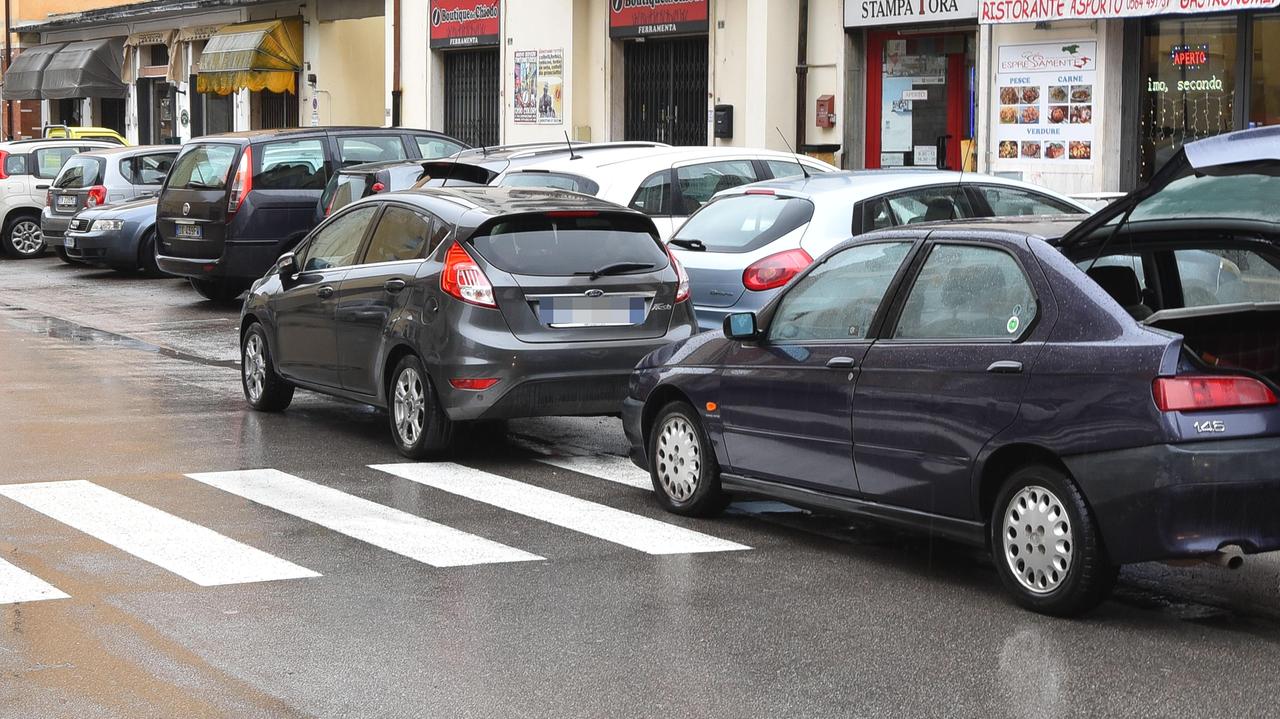 Parcheggio selvaggio in via Rovetta (Foto Bf)
