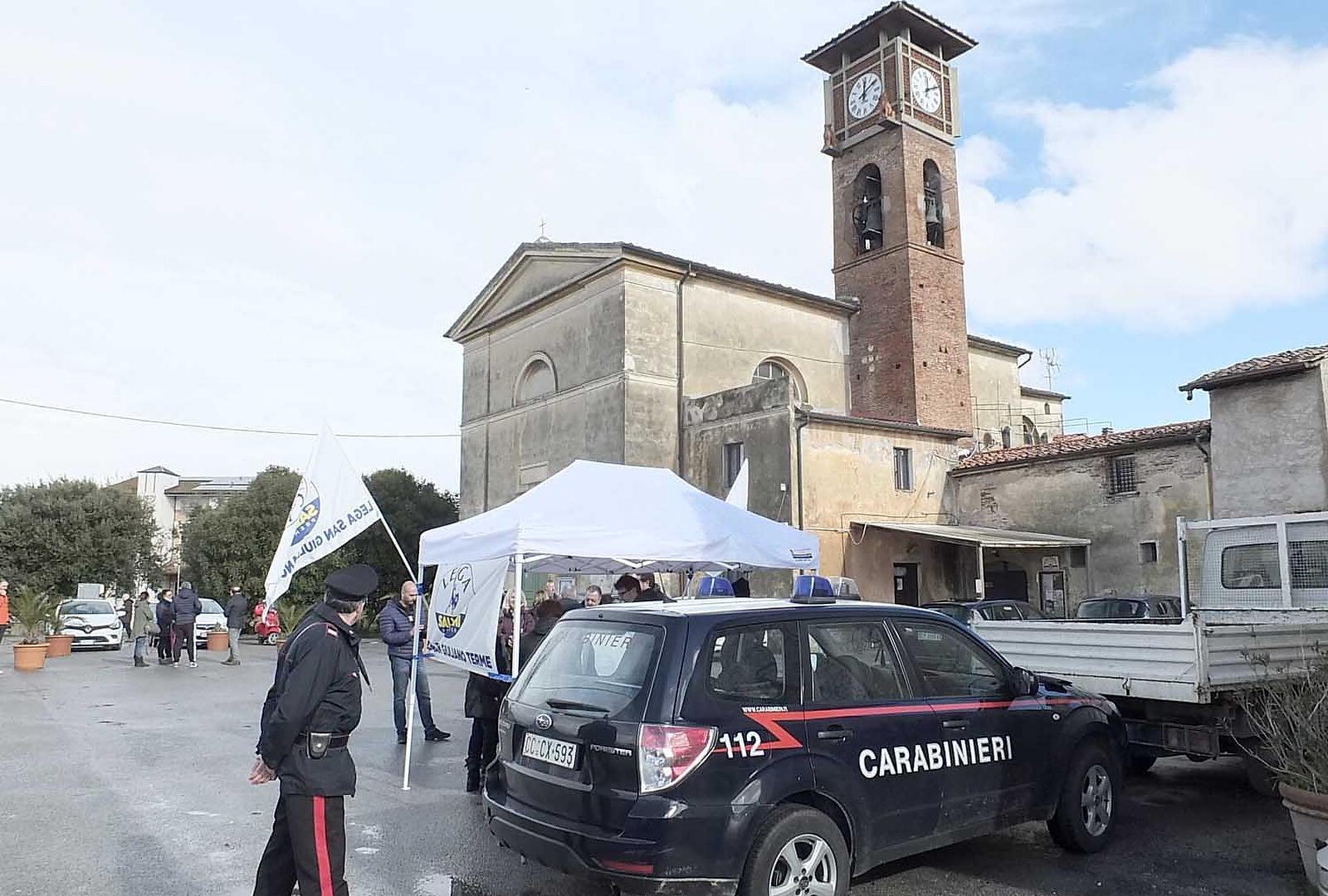 Il banchetto della Lega vicino alla chiesa ad Arena Metato (San Giuliano)
